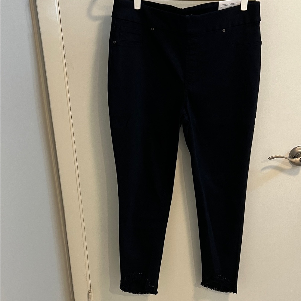 Chico's Black Jegging Ankle Jeans with Studded & Frayed Tulip Hem Sz 1.5 10 New